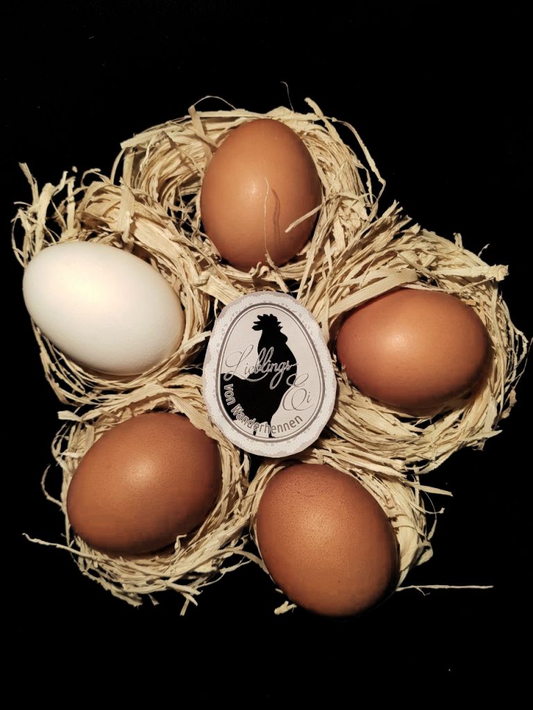 Eiermythen im Faktencheck: frische braune und weiße Eier vom Lieblings-Ei im Strohnest, erhältlich in der Erntebox in München