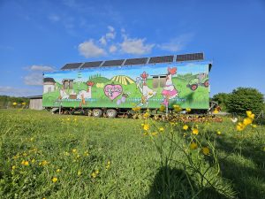 Frühling mit der ErnteBox: Lieblings-Ei & regionale Rezepte. das hühnermobile - mobile Freilandhaltung mit Solarpanelen. hühner, die im schatten in der sonne picken
