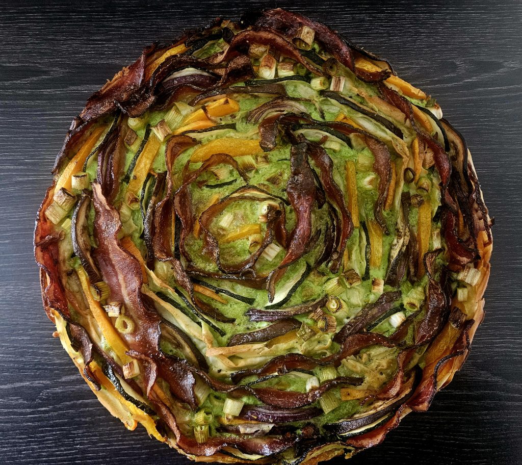 Crinkle Cake – der knusprige Gemüsekuchen mit Lieblings-Ei Habt ihr schon mal einen Crinkle Cake gebacken? Der Name klingt vielleicht nach Dessert, ist aber tatsächlich ein herzhafter, unglaublich knuspriger Gemüsekuchen aus Filoteig – und das Beste: Er ist im Handumdrehen fertig! Bild von Crinkle Cake mit Lieblingseiern von oben