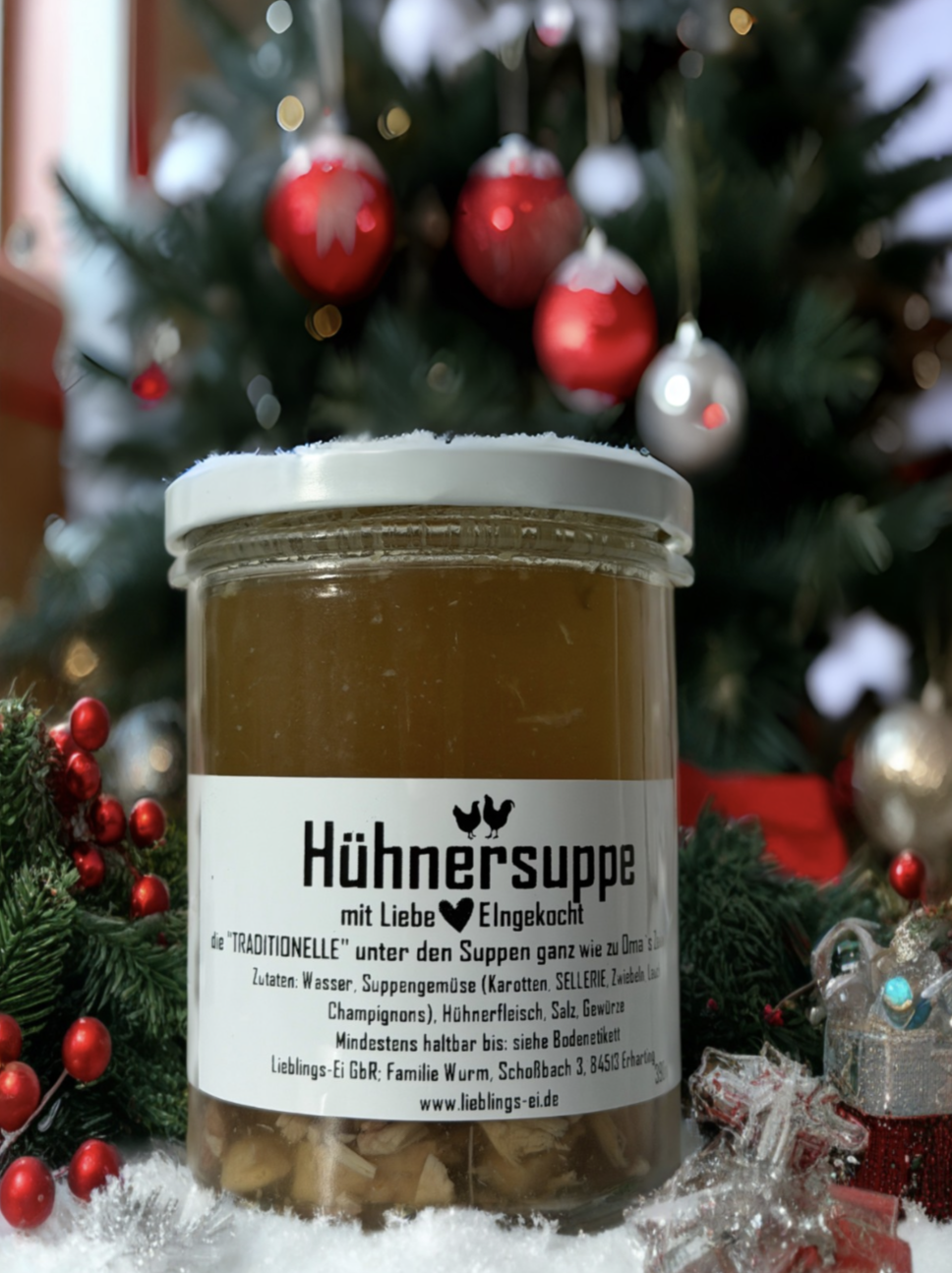 Hühnersuppe im Glas von Lieblings Ei aus der Erntebox festlich inszeniert für ein traditionelles Weihnachtsmenü