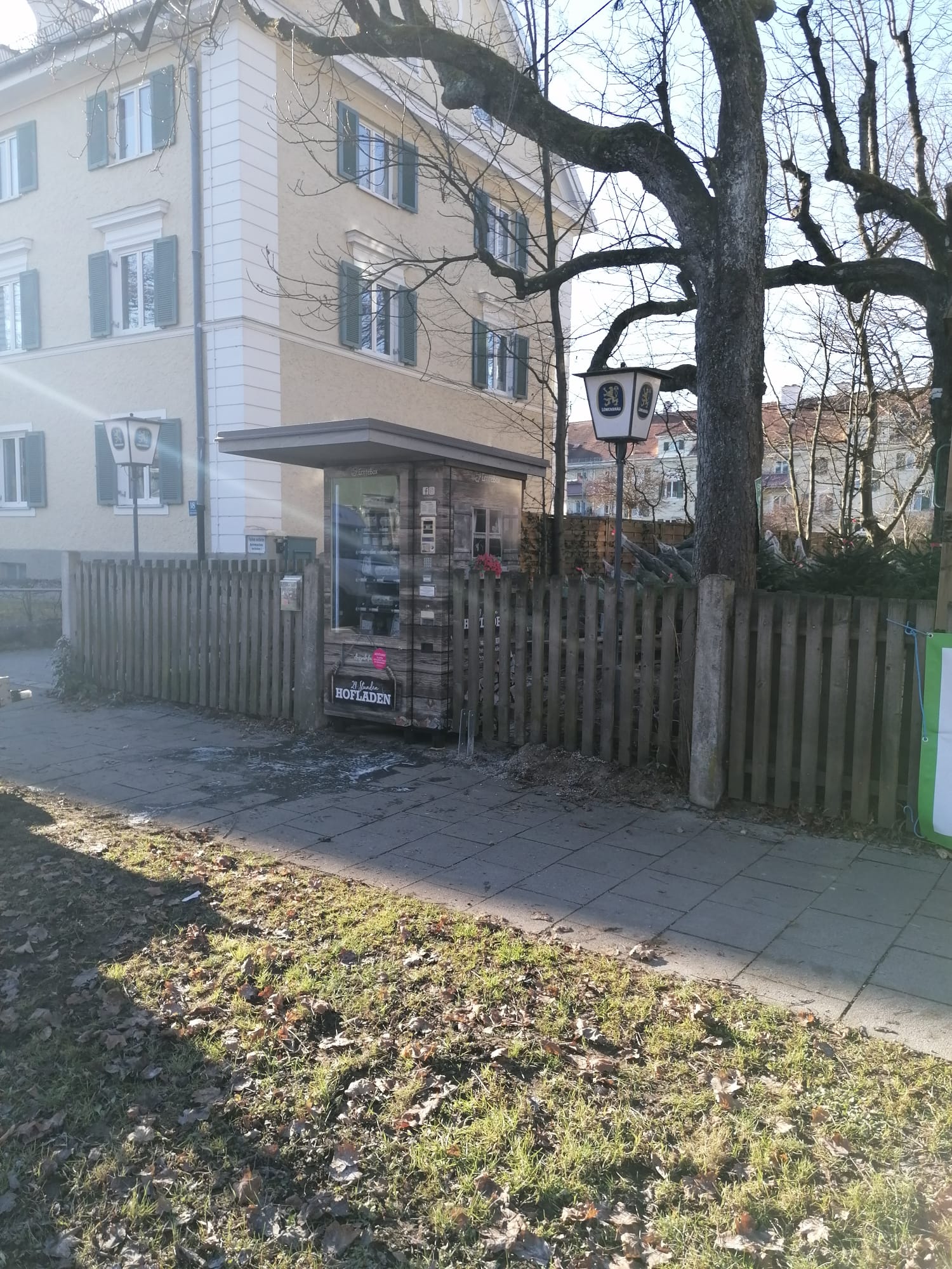 ERntebox Hofladen Automat in Laim. Regionale Lebensmittel in München. Bild von einem Automaten vor dem Laimers