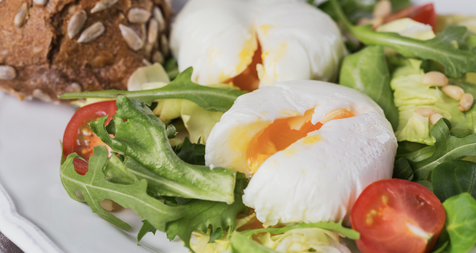 • Bild Salat: „Bunter Salat mit pochiertem Ei aus der Erntebox“