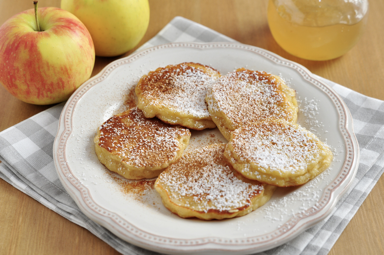 Eierkuchen mit Apfelscheiben, zubereitet mit Lieblings-Eiern“